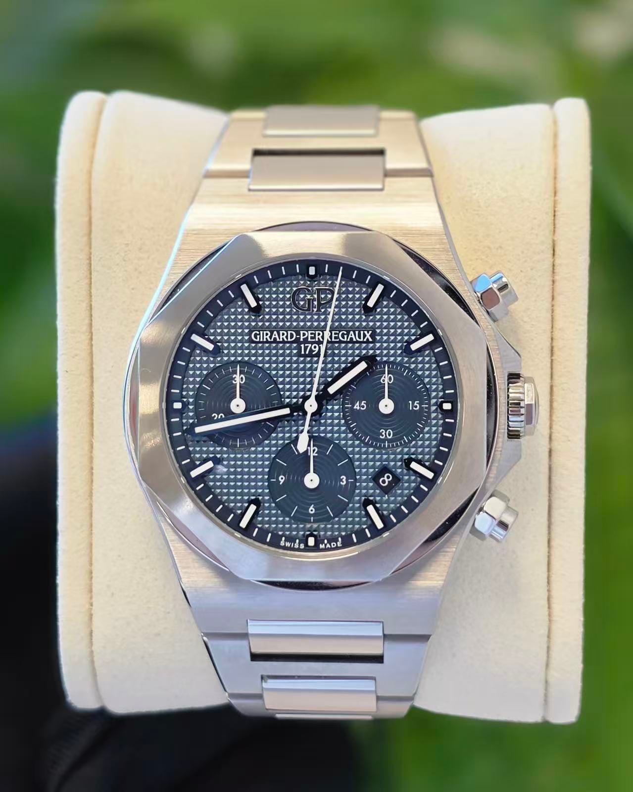 Mint 2021 Girard Perregaux Laureato Chronograph Blue Dial 81020-11-431-11A • 42mm